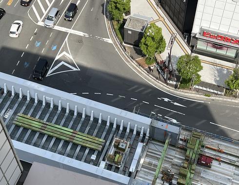 広島駅前交差点に、路面電車の橋桁が架かる（上から見た様子）