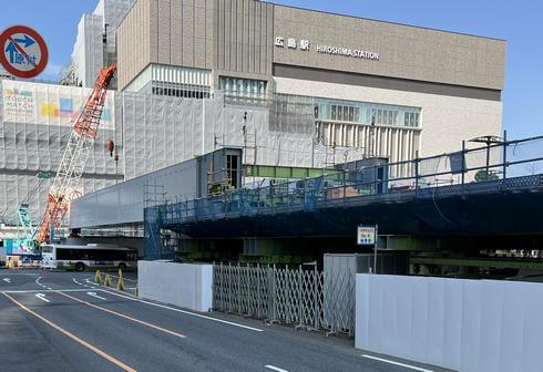 広島駅前交差点に、路面電車の橋桁が架かる（真横から）