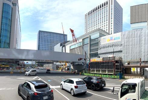 広島駅前交差点に、路面電車の橋桁が架かる
