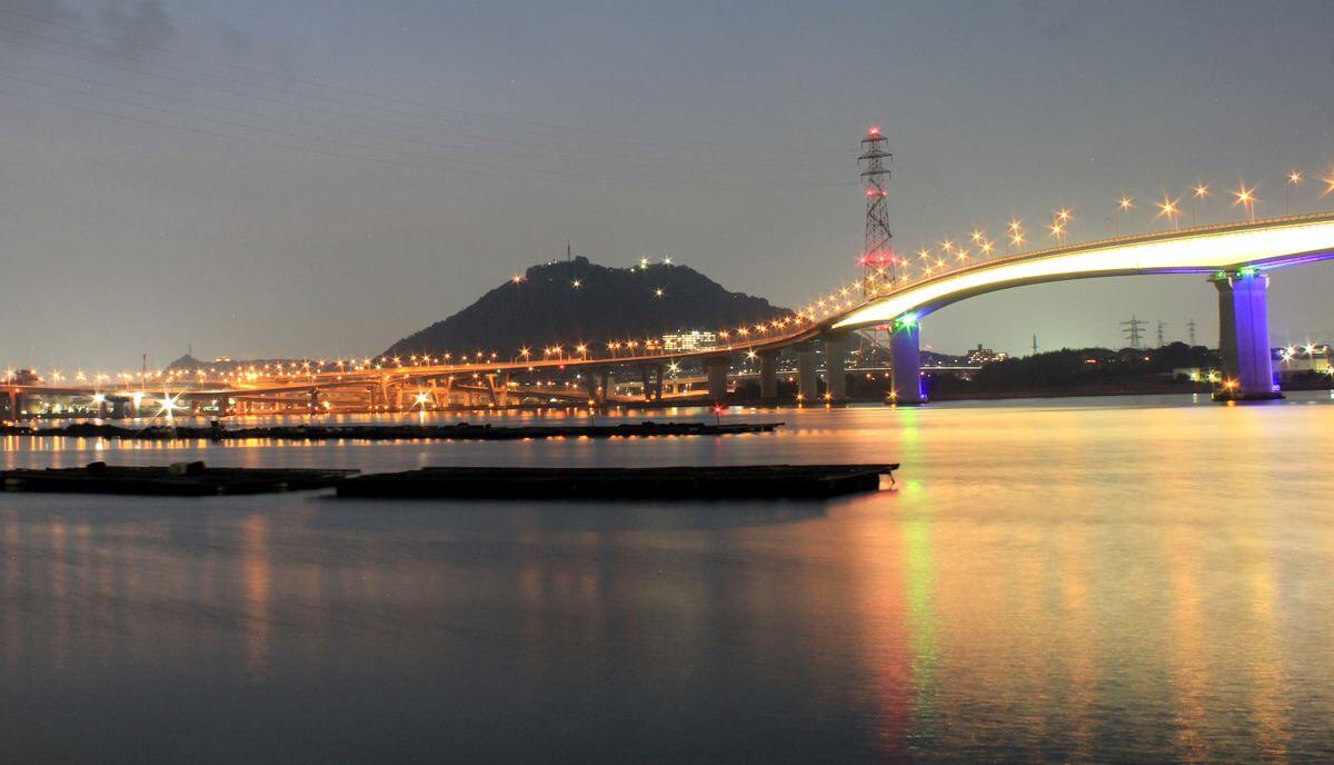 夜景スポットとしても人気、坂町「なぎさ公園」海辺のプロムナードへ