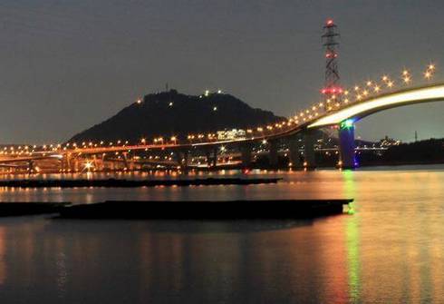 夜景スポットとしても人気！「きらり・さかなぎさ公園」海辺のプロムナードへ