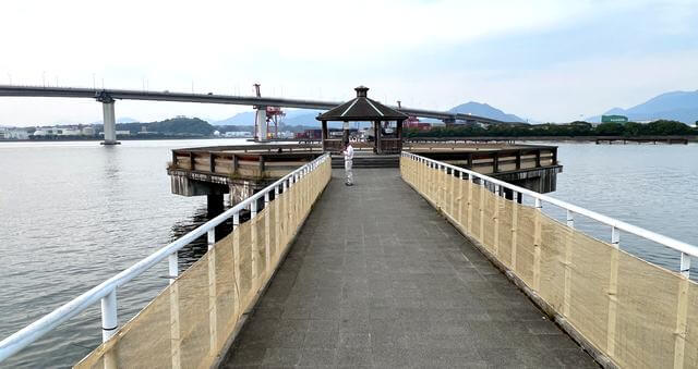 広島・坂町「きらり・さかなぎさ公園」海にせりだす東屋