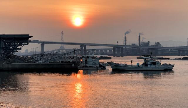 広島・坂町「きらり・さかなぎさ公園」から見た夕焼け