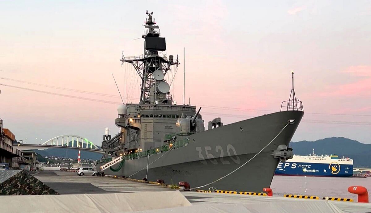 広島・1万トンバースに、艦船が停泊する珍しい風景