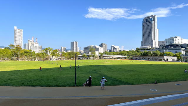 広島市中央公園広場 ヒロパ 芝生エリアを望む