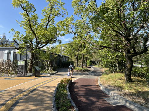 広島市中央公園広場 へ向かう通路