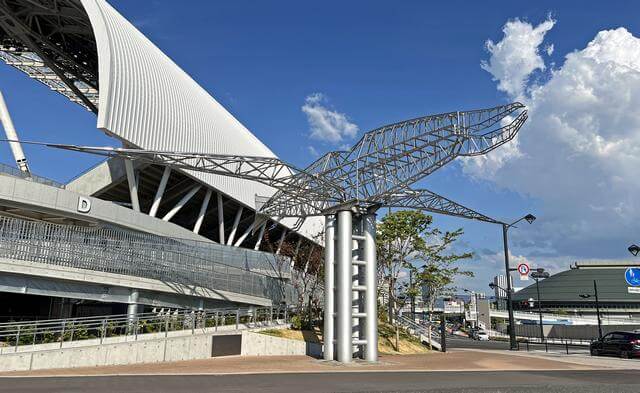 広島市中央公園の鳥っぽいオブジェ、このモニュメントは鯤（こん）