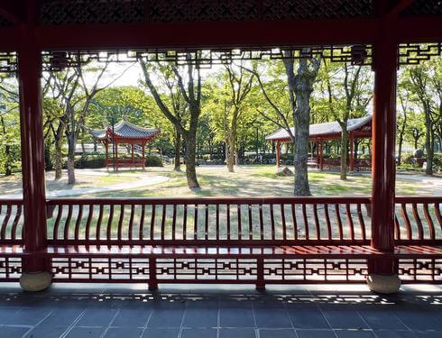 広島の渝華園（ゆかえん）東屋から見た園内の風景