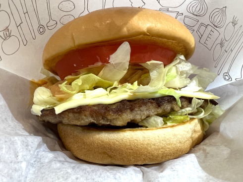 広島限定販売の「新とびきり 大盛りトマト モス野菜チーズバーガー」