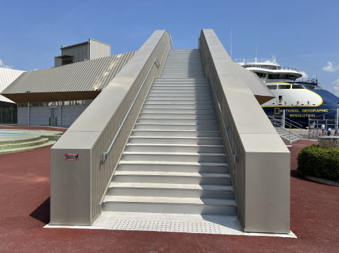 広島港クルーズターミナル 屋上への階段