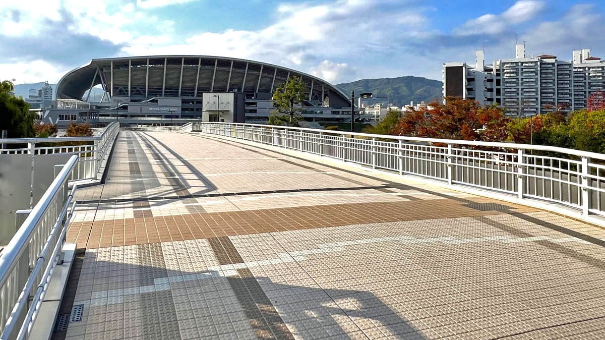 広島市中央公園のペデストリアンデッキ、広島城とスタジアムパークを繋ぐ陸橋からの風景