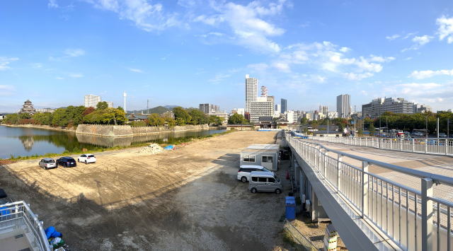 広島市中央公園 東側ペデストリアンデッキから見る広島城三の丸エリア