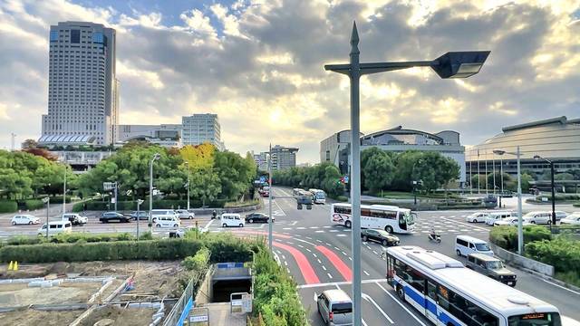 広島市中央公園 ペデストリアンデッキから広島の都心部を見る