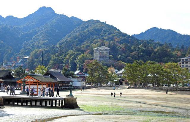 厳島神社の後ろで、宮島「多宝塔」が屋根の吹替え工事中