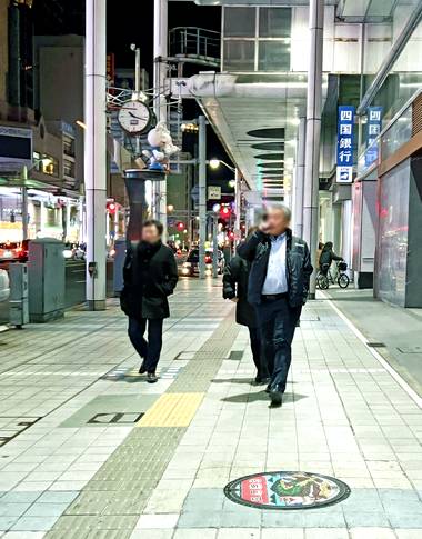 広島・中央通りの歩道に13種類の「お好み焼き」マンホール