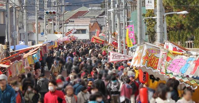 三原神明市に500もの露店が並ぶ