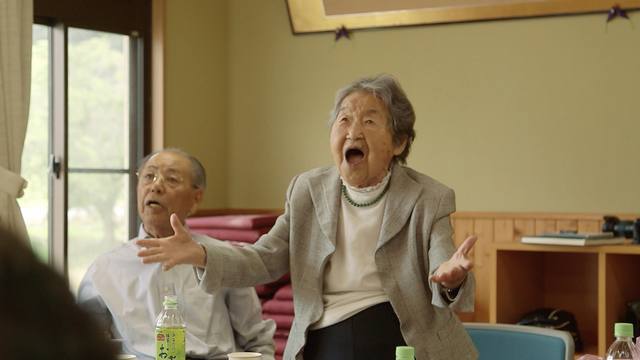 映画「104歳、哲代さんのひとり暮らし」教え子たちとの同窓会で歌う