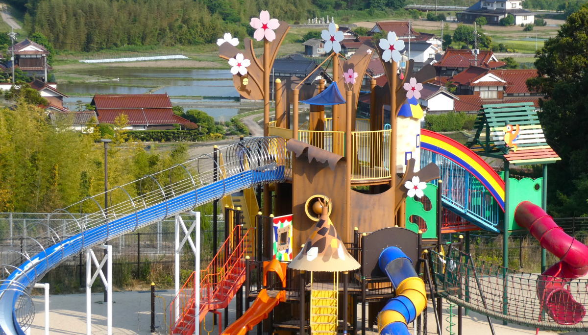 1歳からOKの専用遊具も！黒瀬・龍王山総合公園は広大で「桜の丘」も育つ