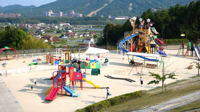 龍王山総合公園（東広島市黒瀬町）遊具エリア全景