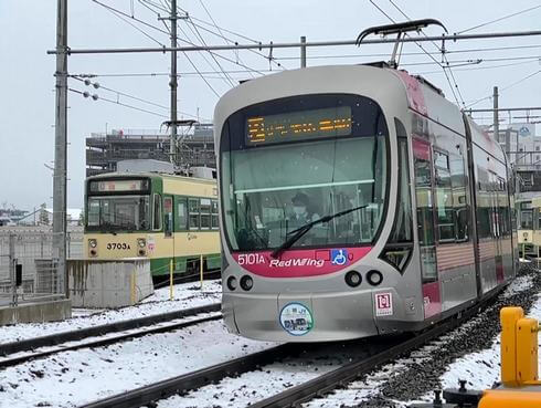 レッドウィングラッピングの路面電車と雪