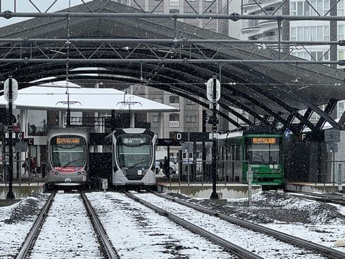 広島電鉄 宮島口駅の雪景色