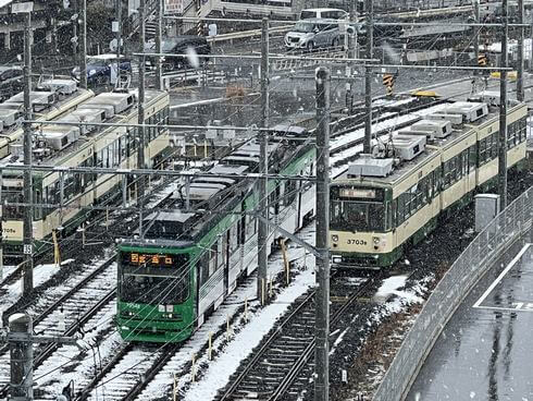 広島電鉄の路面電車と雪景色