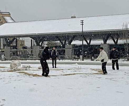 宮島口、雪ではしゃぐ少年たち