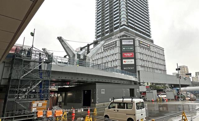 広島駅の架橋部に、謎の巨大パーツ