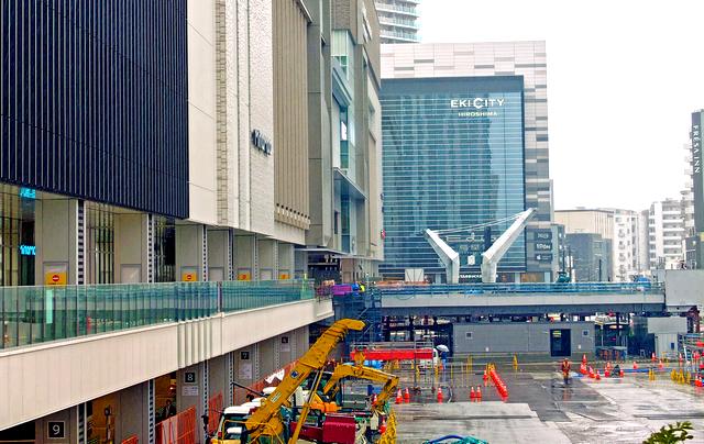 広島駅2Fの橋上に登場した巨大な鉄の塊は何？