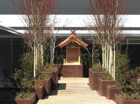 駅ビル・ミナモアの大階段 近くに神社