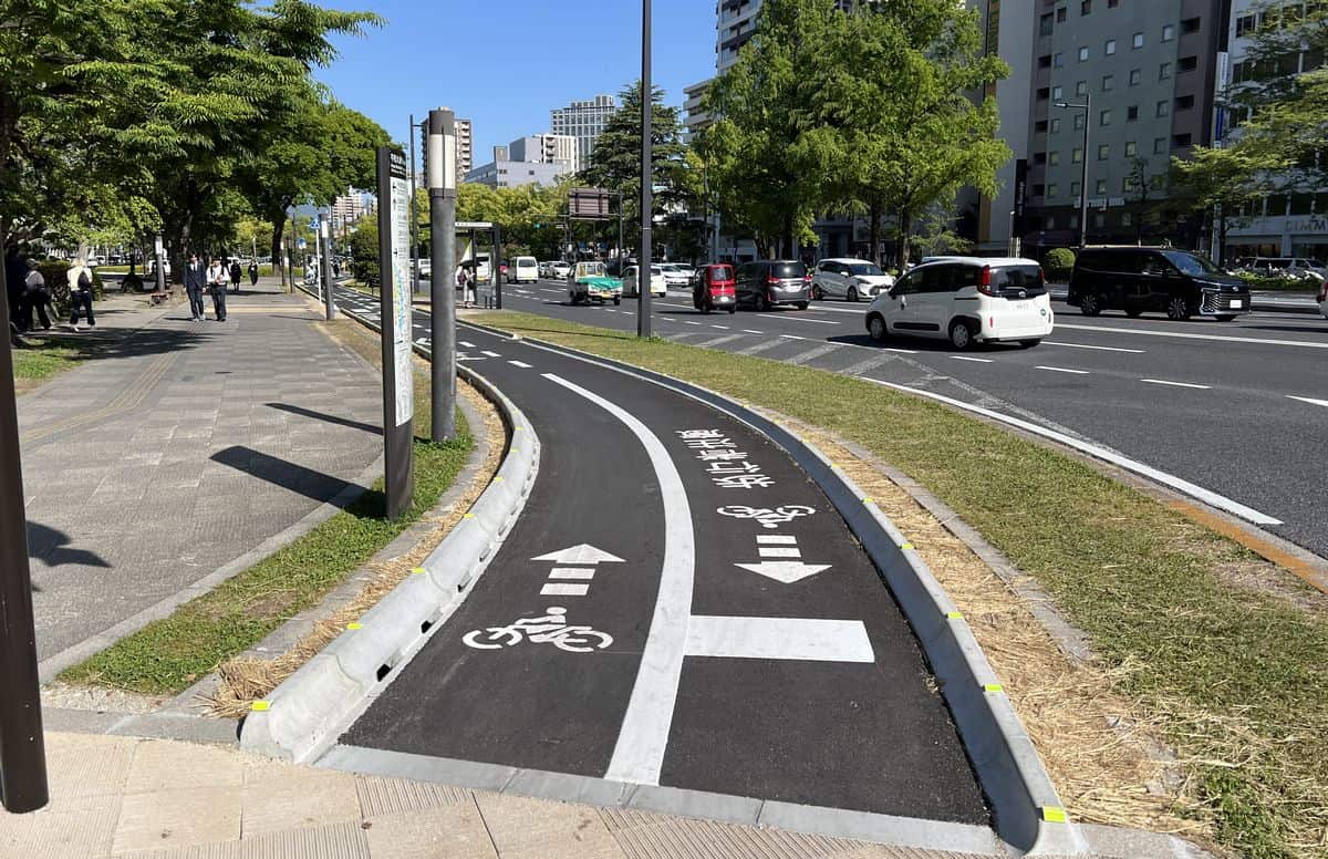 広島・平和大通りに「自転車」専用道、一部完成し供用開始へ