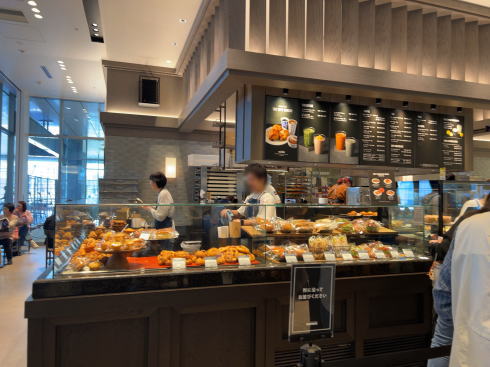 シティベーカリーミナモア広島店 店内ショーケースなど