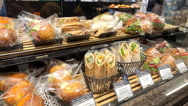 シティベーカリーミナモア広島店 ショーケース内の様子2