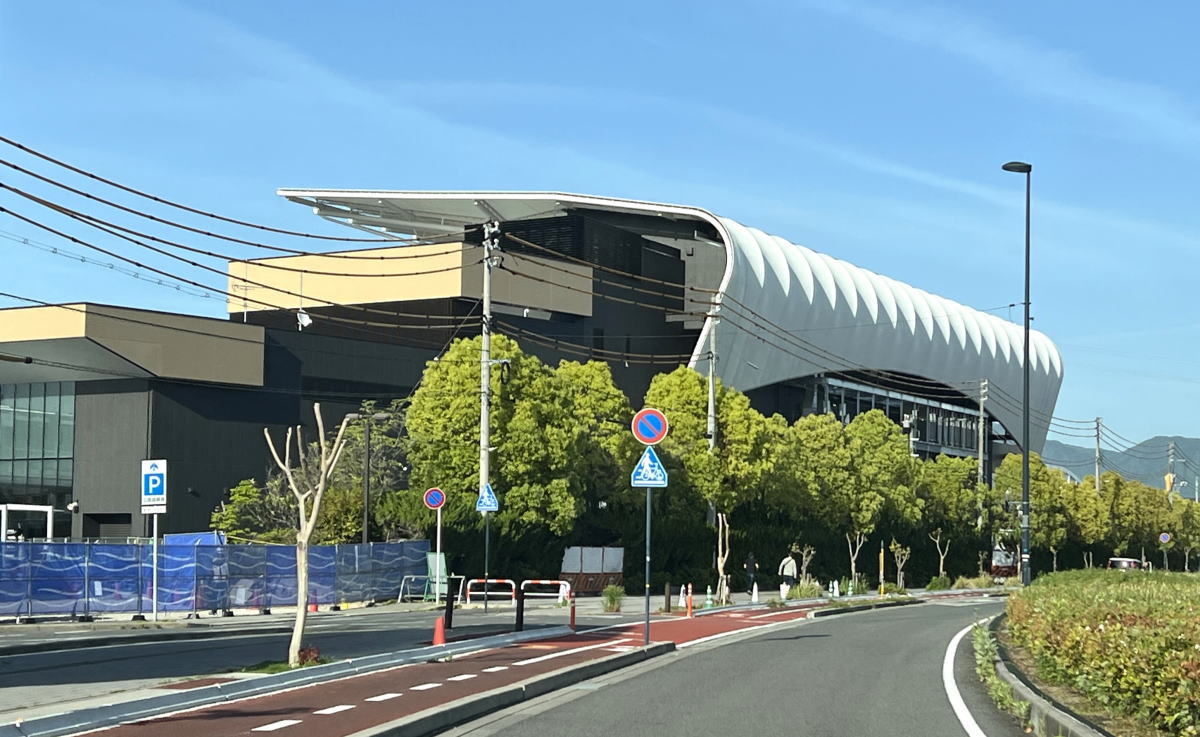 広島競輪場の整備 着々、帆のような屋根を持つスカイデッキや空中歩廊など広島湾そばで