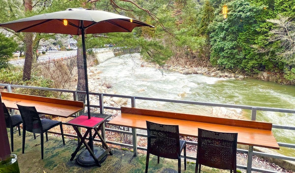 自然に包まれる「ロックスカフェ」川のせせらぎに癒される、廿日市の避暑地カフェ