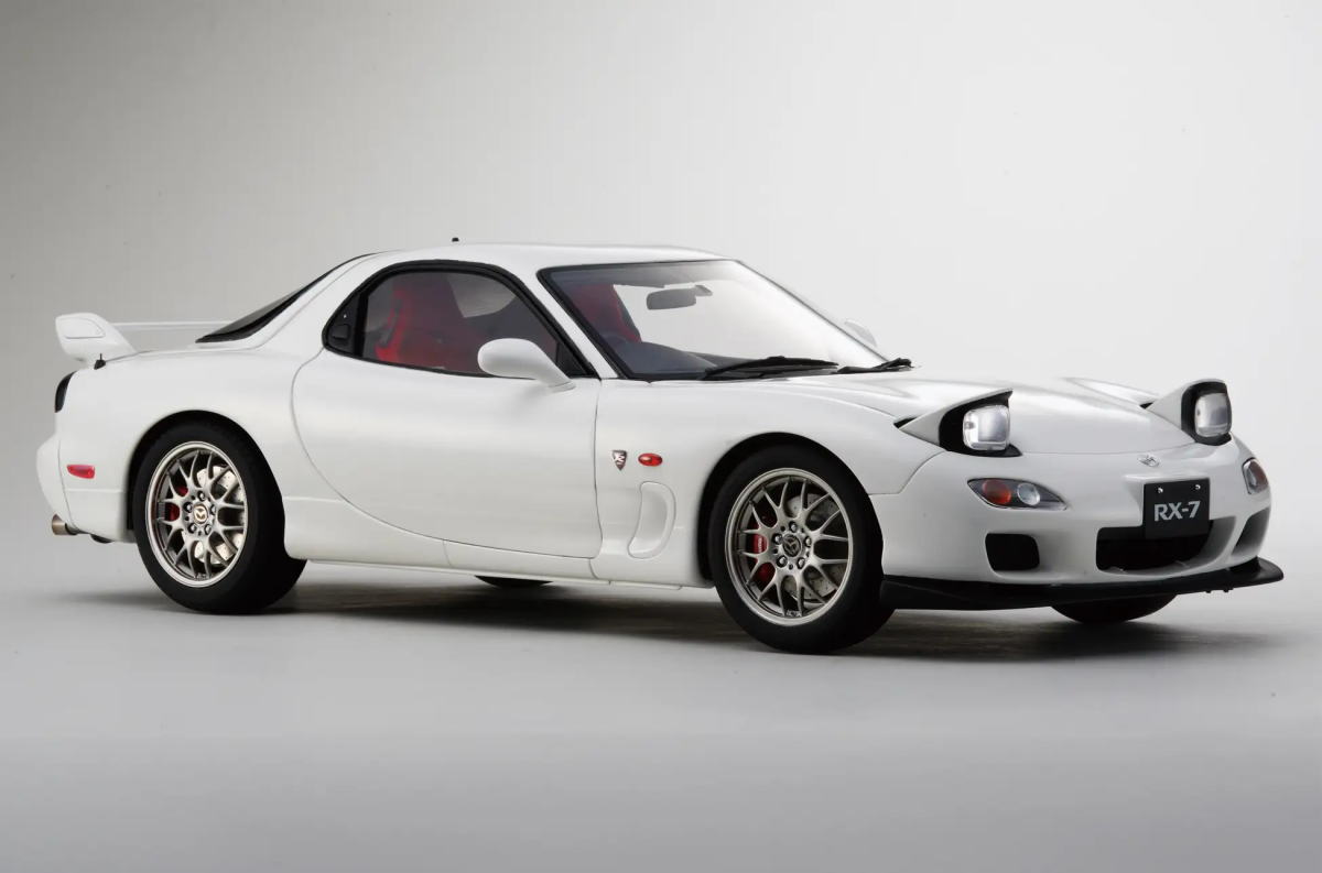 週刊・マツダ RX-7創刊、8分の1スケールのハイクオリティモデルはエンジンも緻密に再現