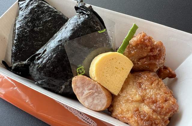 セブンイレブンで懐かしの「サラヤ」唐揚げおむすびセット、期間限定で