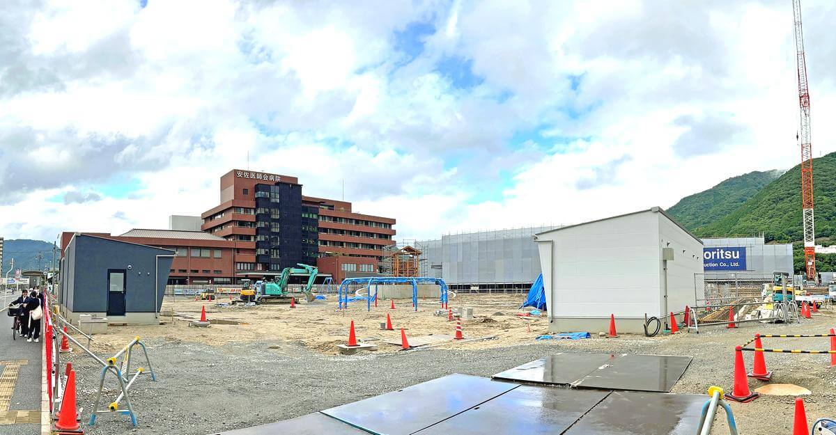 旧安佐市民病院跡地で、多目的広場・学校給食センターを建設中