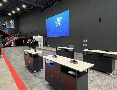 広島競輪場 スタンド棟1F、モニター観覧エリアの大型ビジョン