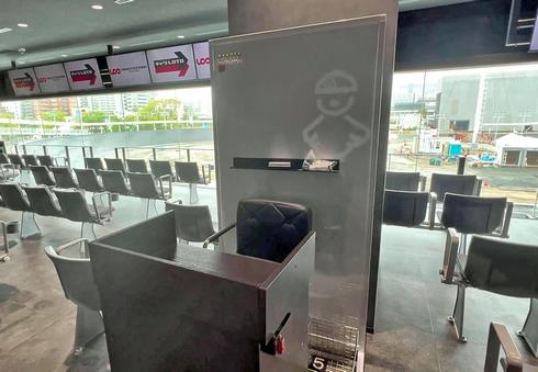 広島競輪場 スタンド棟2階には予想家もいる