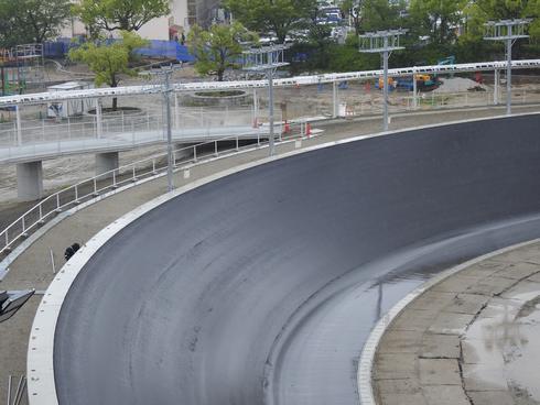 広島競輪場の「空中歩廊」はバンクと近い!