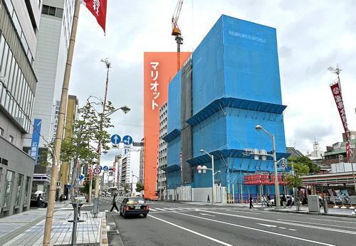 広島・中央通りで建設中のマンションとマリオットホテル建設地