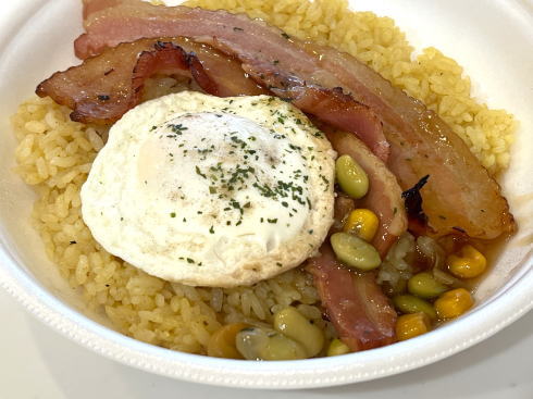 西村キャンプ場コラボ弁当 ガーリックカレー御飯 ベーコン＆エッグ