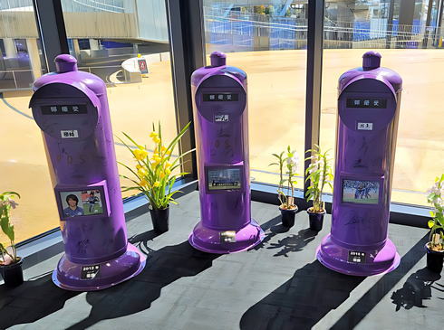 広島のご当地デザインポスト「サンフレッチェカラーの紫ポスト」