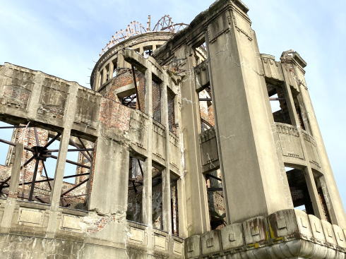 原爆ドームを足元から見た様子