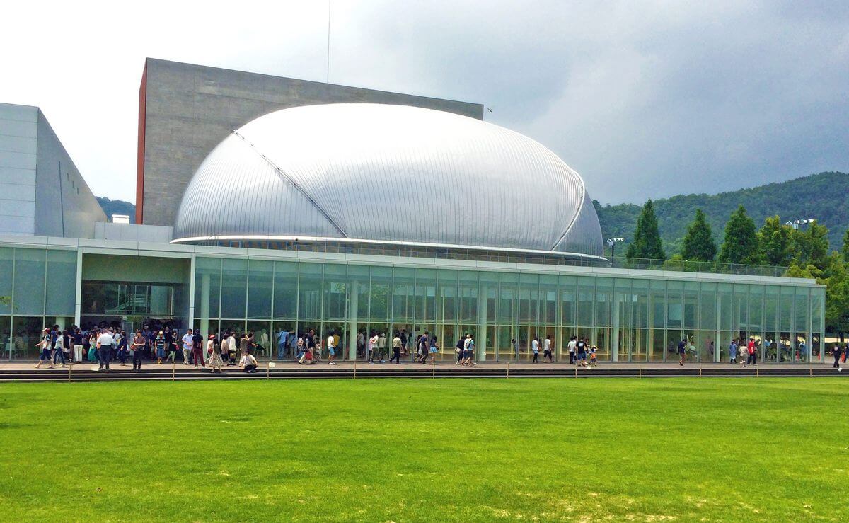 とにかく明るい安村らがゲスト、三原でMCATが「大感謝祭」ステージイベント・グルメも