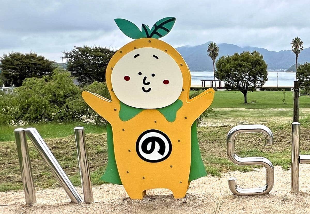 因島に「はっさくん」モニュメント、アメニティ公園のフォトスポットに