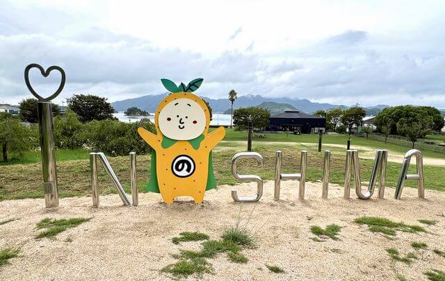 因島・等身大はっさくんモニュメント「INのSHIMAモニュメント」