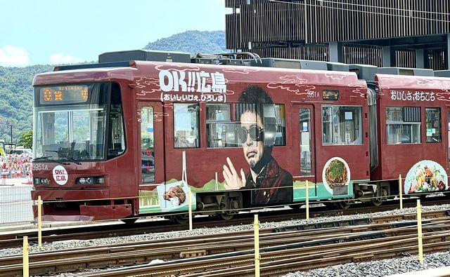 奥田民生と吉川晃司が広電のラッピング電車に