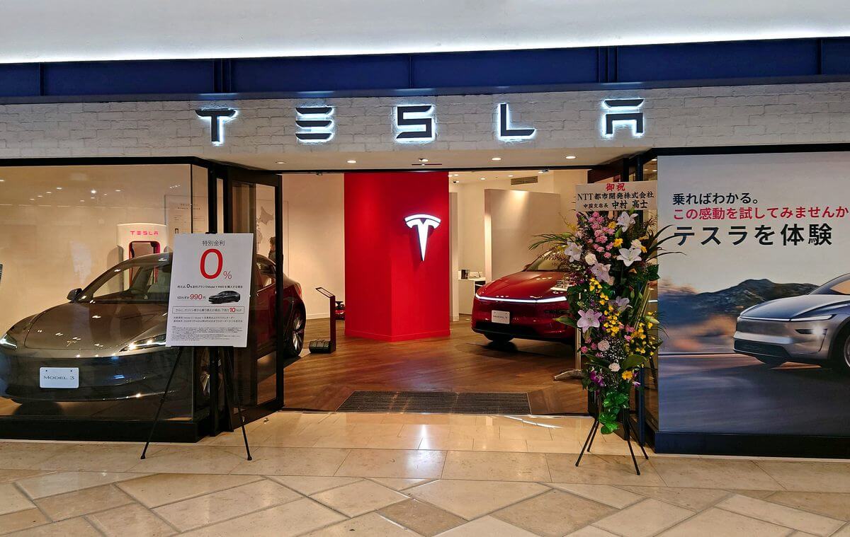 テスラ広島、最新の電気自動車ショールームが基町クレドにオープン!試乗体験も